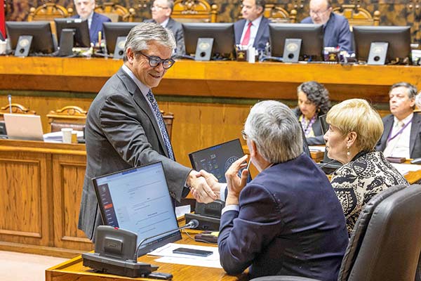 El ministro de Hacienda, Mario Marcel, siguió la votación en la Sala del Senado. Foto: Senado