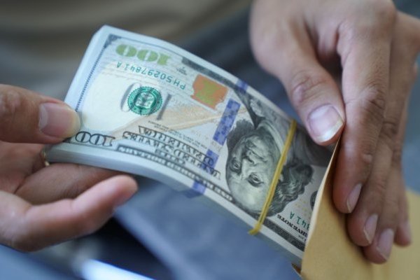 El dólar baja casi $10 en los primeros negocios en medio de una fuerte alza del cobre tras anuncio de estímulos en China