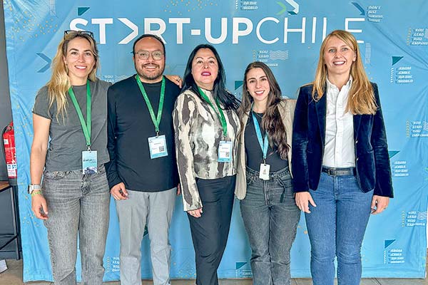 Emprendedores de Suiza con la gerenta de Start-Up Chile, Javiera Araneda (cuarta de izquierda a derecha).