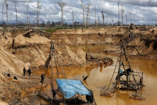 Sociedad minera de Perú advierte que se corre el riesgo de que la economía ilegal tome el control el país