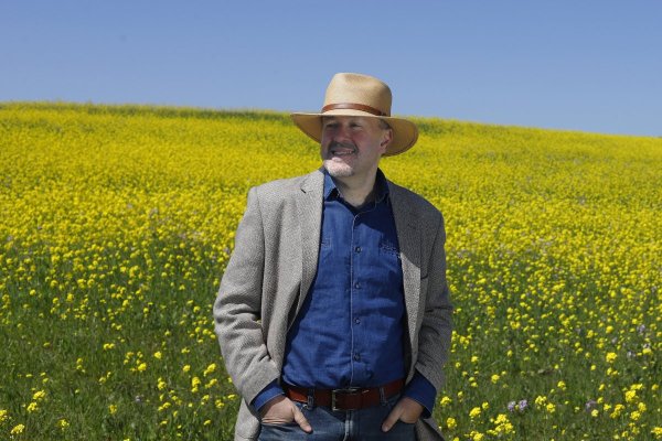 Nueva vida en Pichilemu: Mirko Macari escucha a las plantas y hace coaching ontológico