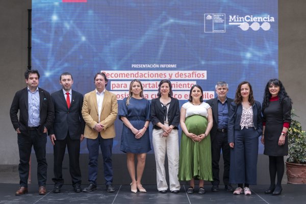 Los integrantes de la Comisión Experta en Tecnologías Cuánticas, junto con la ministra y la subsecretaria de Ciencia.