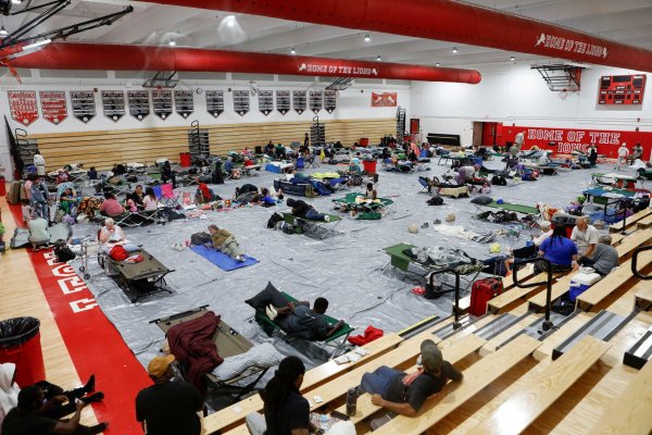 Una escuela alberga residentes cerca del centro Tallahassee, Florida. (Foto: Reuters)