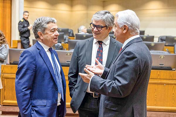 El ministro Marcel expuso el Estado de la Hacienda Pública ante la comisión especial mixta de Presupuestos. Foto: Senado