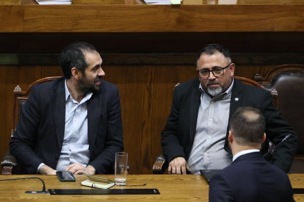 El ministro Grau junto al presidente de la comisión de Economía de la Cámara, Víctor Pino. Foto: Ministerio de Economía