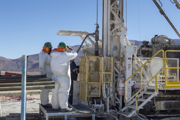 Actividades de geólogos de Enami en el proyecto Salares Altoandinos.