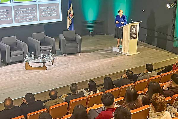 La vicepresidenta del Banco Central, Stephany Griffith-Jones, expuso ayer en la Usach.