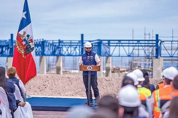 El Presidente visita las obras de construcción de una planta desaladora de agua de mar en Tocopilla para Codelco. Foto: Presidencia