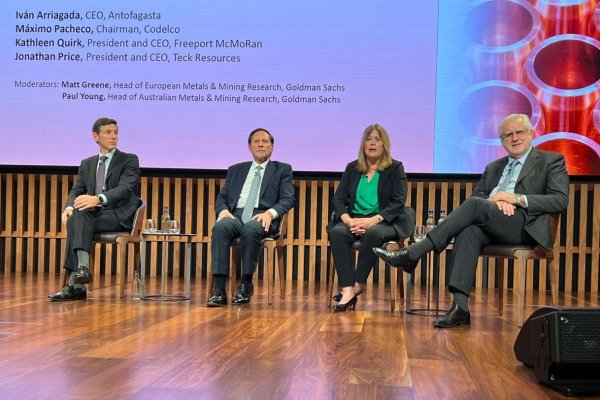 Seminario de Goldman Sachs, donde están (de izquierda a derecha) Jonathan Price, CEO de Teck; Iván Arriagada, presidente de Antofagasta Minerals; Kathleen L.​​ Quirk, CEO de Freeport Mc Moran y Máximo Pacheco, chairman de Codelco.