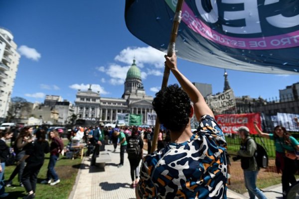 Riesgo país de Argentina suma otro día con récord a la baja, en medio de victoria política de Milei