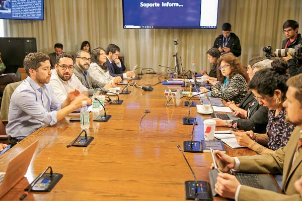 El ministro de Educación, Nicolás Cataldo, expuso el proyecto junto al subsecretario de Educación Superior, Víctor Orellana.