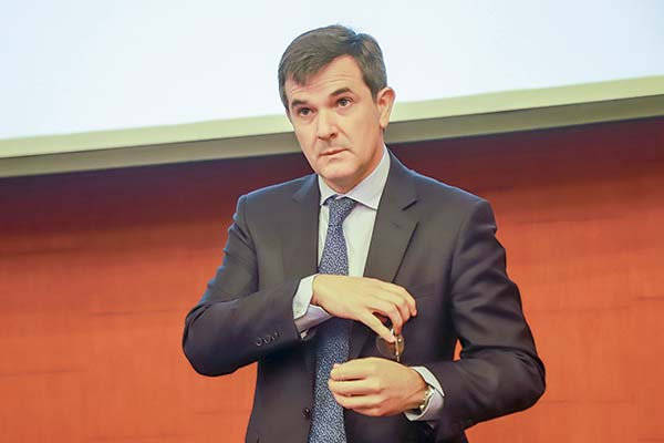 El CEO de AFP Habitat, Alejandro Bezanilla, celebró la operación con Parque Arauco. Foto: Julio Castro