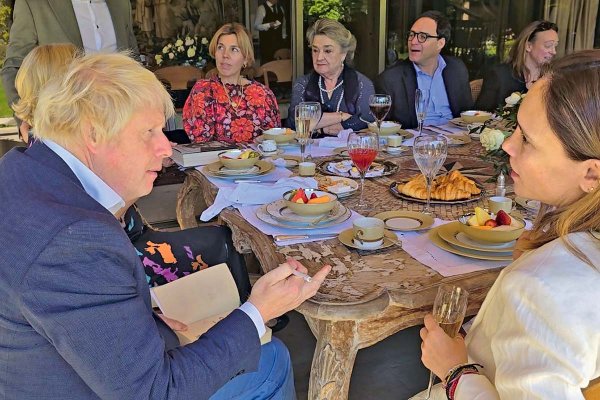 Viaje a Rapa Nui y brunch con los Piñera Morel, el paso de Boris Johnson por Chile