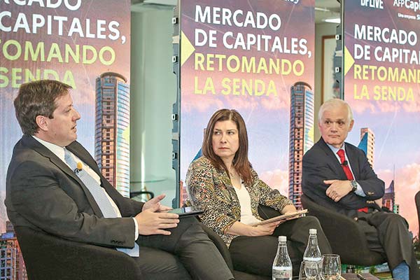 El CEO de AFP Capital, Renzo Vercelli (izq); la comisionada de la CMF, Catherine Tornel y el presidente del Consejo Asesor para el Mercado de Capitales de Hacienda, Enrique Marshall. Foto: José Montenegro