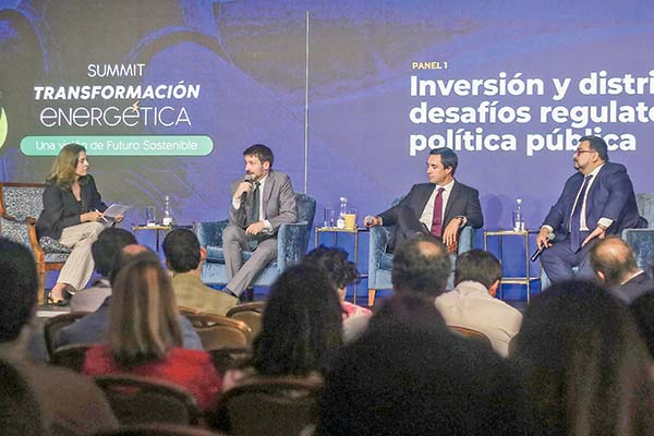 Diego Pardow, ministro de Energía; Juan Carlos Jobet, exministro de la cartera; y Juan Meriches, director ejecutivo de Empresas Eléctricas.