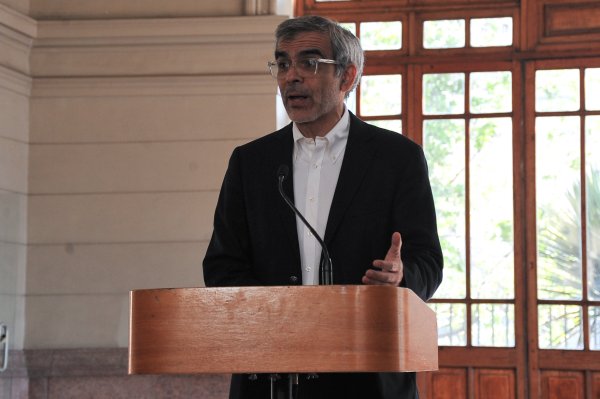 El subsecretario del Interior, Luis Cordero, tras emitir su voto. Foto: Agencia Uno