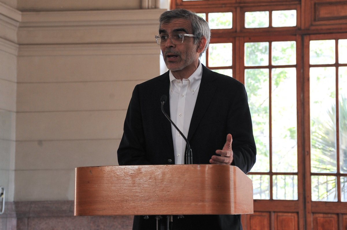 <p>El subsecretario del Interior, Luis Cordero, tras emitir su voto. Foto: Agencia Uno</p>