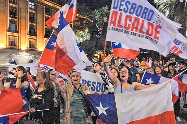 Mario Desbordes se quedó con la alcaldía de Santiago, que estaba en manos del PC. Foto: Agencia Uno