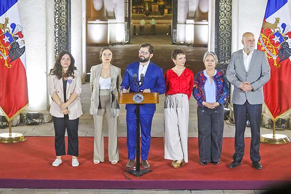 Rodeado de su comité político el mandatario comentó los resultados electorales. Foto: Agencia Uno