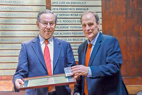 Presidente del Instituto de Ingenieros, Juan Carlos Barros, otorgando la Medalla de Oro 2024 a Andrés Navarro. Foto: Julio Castro