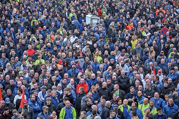 Trabajadores de Volkswagen se reunieron este lunes frente a la sede de la empresa en Wolfsburg, Alemania. Foto: Reuters