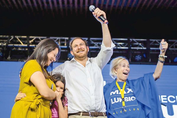 Con hamburguesas, la Banda Malecón y el abrazo de su padre pasada la 1 AM: cómo fue la frenética jornada electoral de Max Luksic