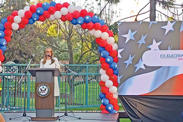 La embajadora de EEUU en Chile, Bernadette Meehan.