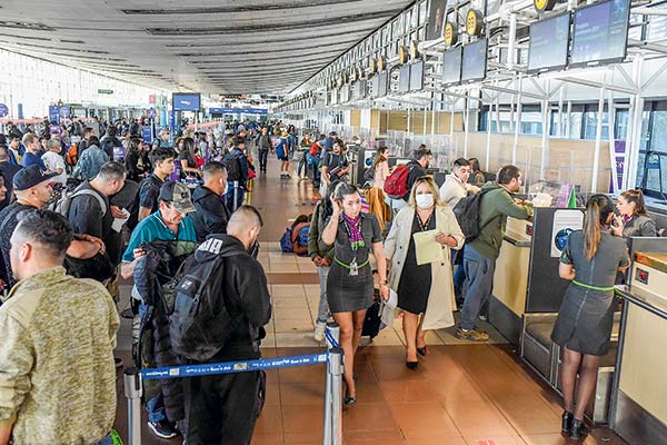 <p>Movilización de DGAC provoca retrasos en aeropuerto: aerolíneas y Nuevo Pudahuel piden revisar estado de vuelos</p>