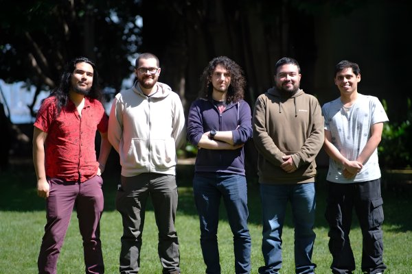 El equipo detrás del desarrollo de GerioTracker: Theo Jofré, Bruno Rojas, Ismael Cruz, Felipe Saldaña y Claudio Rodríguez.