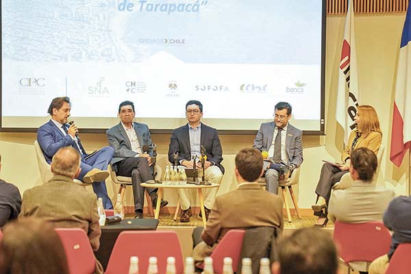 Susana Jiménez moderando un panel de conversación en Tarapacá.