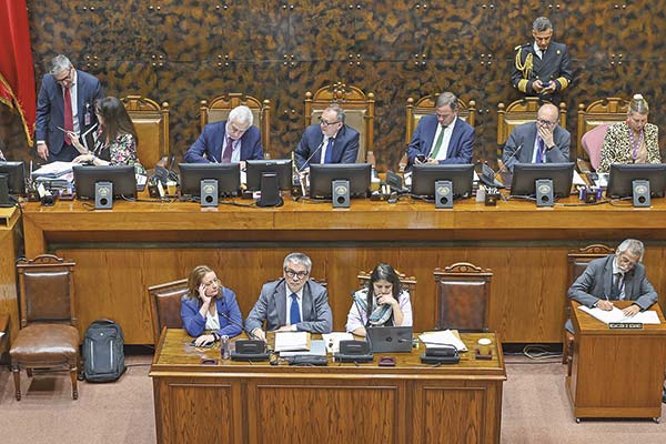 Presupuesto: Marcel plantea ante senadores honrar acuerdo e ingresa casi 100 indicaciones para reponer fondos