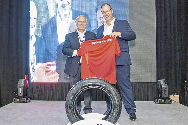 El presidente del directorio del Grupo Lucas Blandford, Felipe Dittborn, junto al head Latam de Apollo Tyres, Rogerio Aguiar.