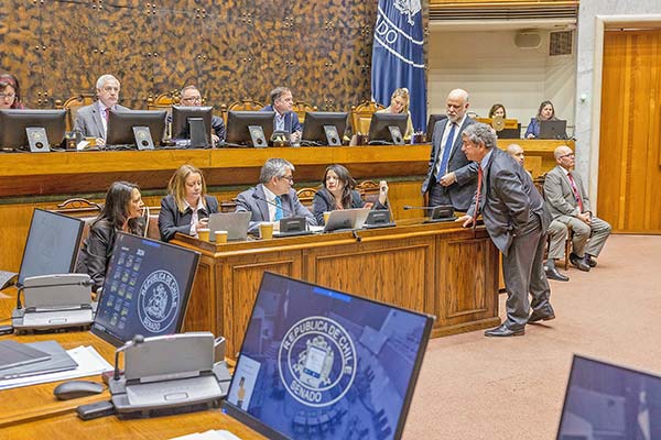 Presupuesto: Gobierno presenta acuerdo en salud, mientras logra reponer algunos gastos en el Senado