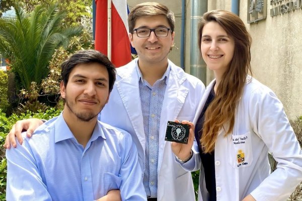 Sebastián Muena, Raúl Castillo y Lucía del Valle, cofundadores de Candel Medical.