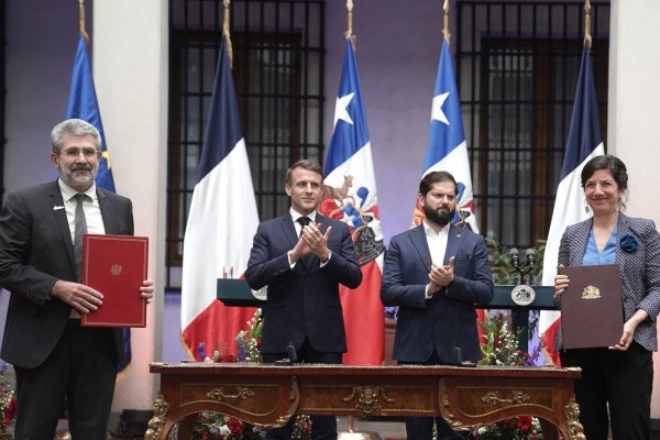 Los presidentes de Francia y Chile, Emmanuel Macron y Gabriel Boric, junto al presidente y director general del Inria, Bruno Sportisse, y la ministra de ciencias, Aisén Etcheverry.