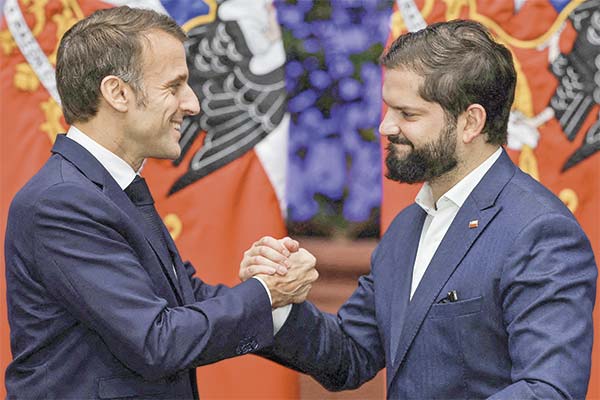 En La Moneda se reunieron los mandatario de Chile y de Francia. Foto: Reuters