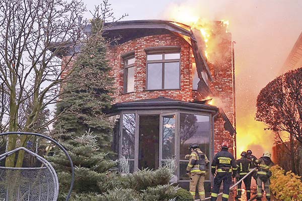 Bomberos en el lugar del ataque con misiles en Dnipro, Ucrania, este jueves. Foto: Reuters