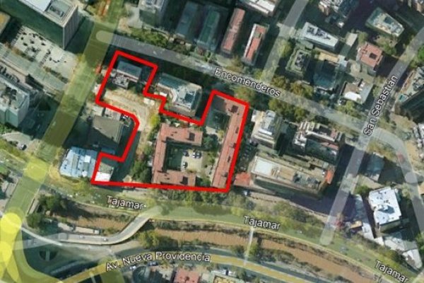 La obra se proyecta en un terreno de 6.800 m2 con salida a Av. Vitacura y las calles Tajamar y Encomenderos, en Las Condes.