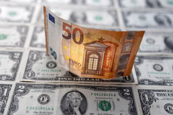 El euro cae frente al dólar a mínimos en dos años en medio de las apuestas de baja de tasas del BCE