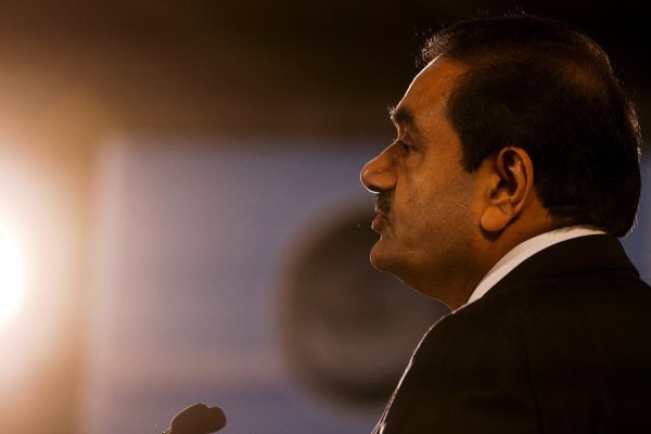 Regulador de mercados de EEUU cita al multillonario indio Gautam Adani en demanda por presuntos sobornos