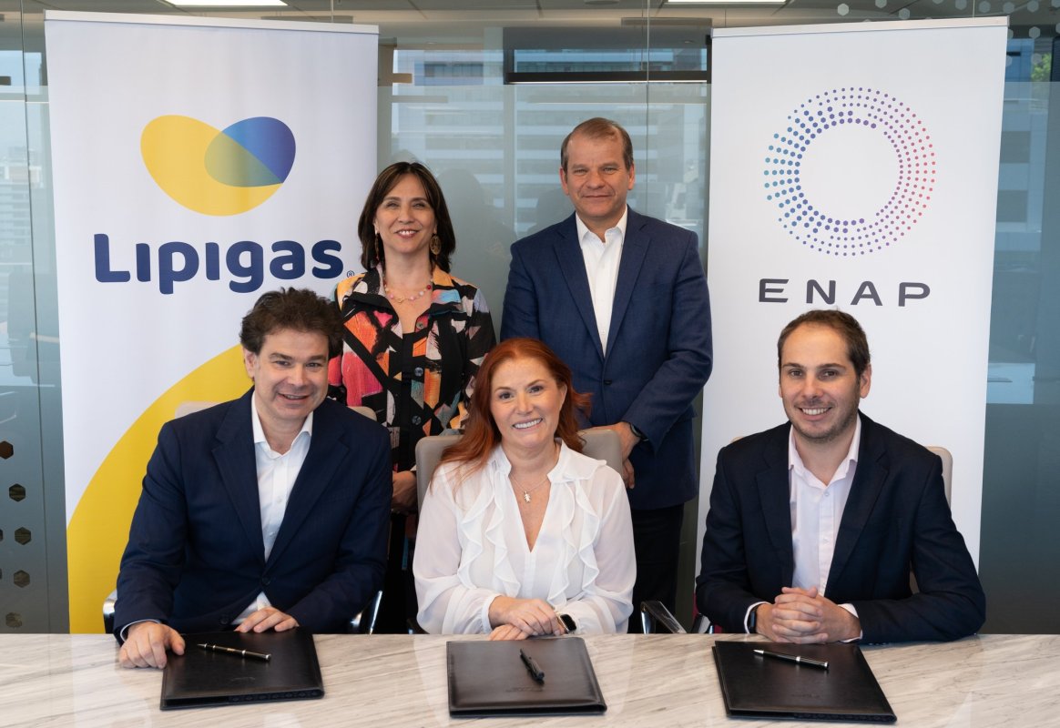 <p>ENAP y Lipigas firman acuerdo para desarrollar en conjunto combustibles con baja intensidad de carbono</p>