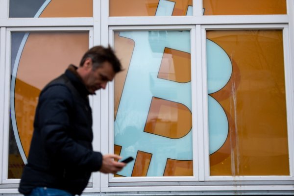 El rally del bitcoin toma un respiro tras acercarse al hito de US$100.000