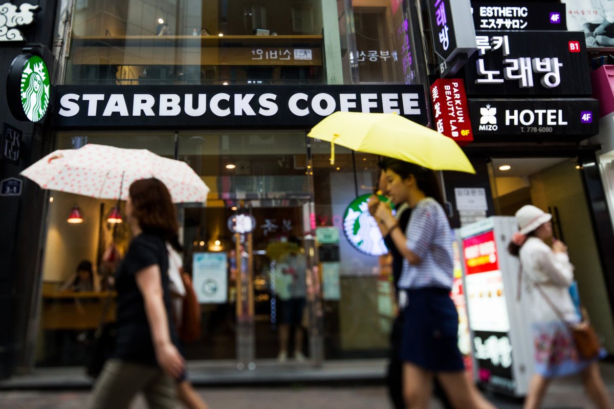 <p>¿Tomarías un café contemplando una de las peores dictaduras del mundo? Starbucks abre su primer local en la frontera de Corea del Norte</p>