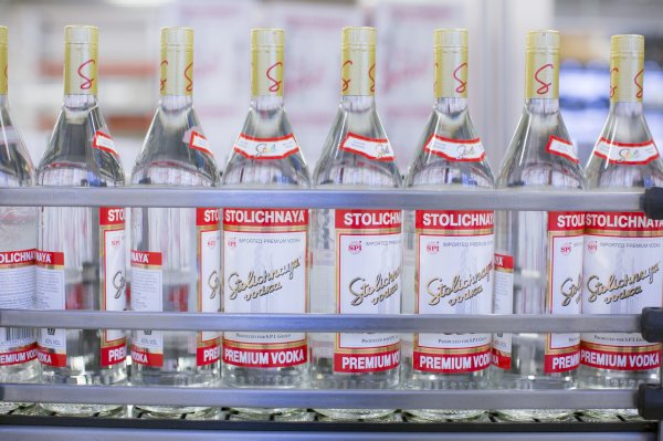 Botellas de Stolichnaya en 2013. La marca cambió a "Stoli" tras la invasión rusa de Ucrania en 2022.