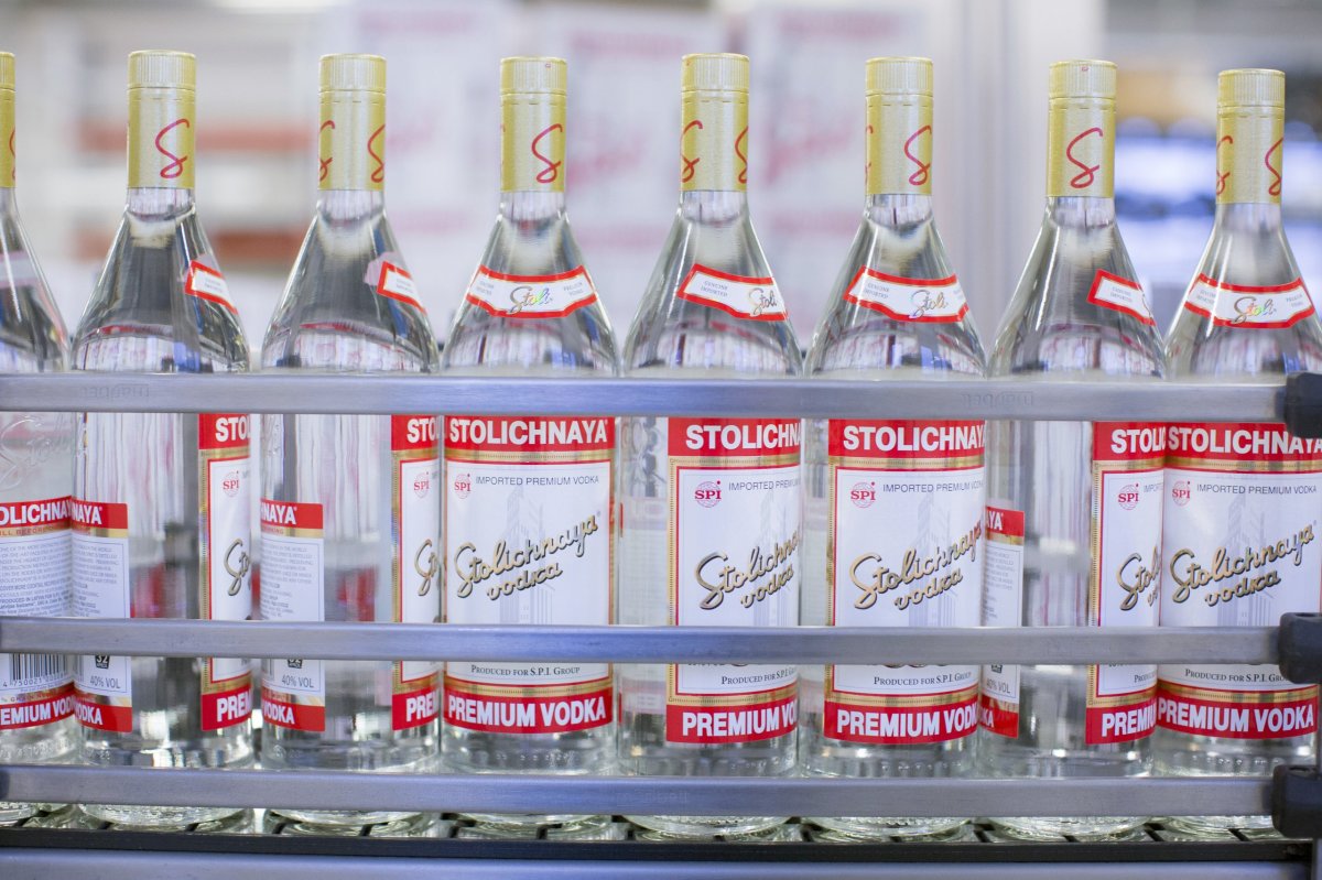 <p>Botellas de Stolichnaya en 2013. La marca cambió a "Stoli" tras la invasión rusa de Ucrania en 2022.</p>