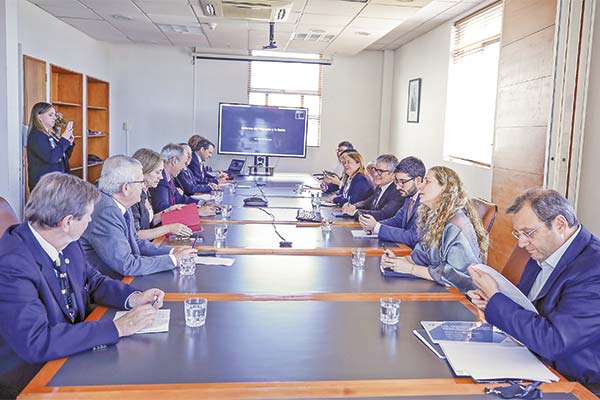 <p>Marcel y su equipo encabezaron la reunión con las ramas de la CPC. Foto: Ministerio de Hacienda</p>