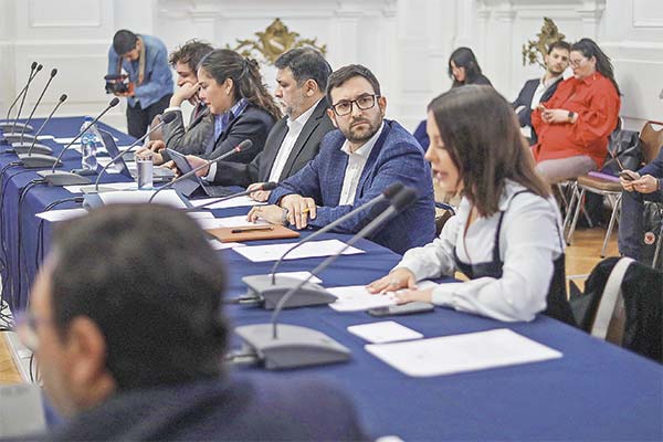 El presidente de la comisión, Miguel Mellado (RN), no descartó invitar nuevamente a Crispi. Fotos: Agencia Uno.