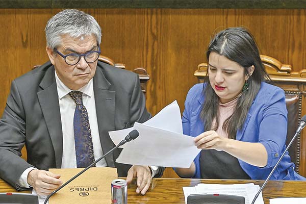 El ministro de Hacienda, Mario Marcel, y la directora de Presupuestos, Javiera Martínez. Foto: Agencia Uno