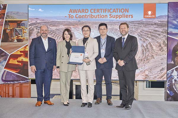 Fay Lee, CEO de Cnood Asia Limited (segunda desde la izquierda), con el vicepresidente de Abastecimiento de Codelco, Mauricio Acuña (final a la derecha).