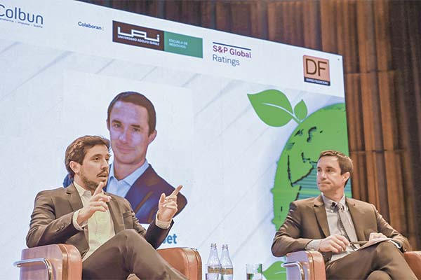 <p>Janequine participó en un Q&A con el decano de la Escuela de Negocios de la UAI, Juan Carlos Jobet. Foto: Julio Castro</p>